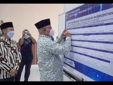 Bupati Lotim HM Sukiman Azmy menandatangani komitmen bersama dengan Menteri Kominfo RI