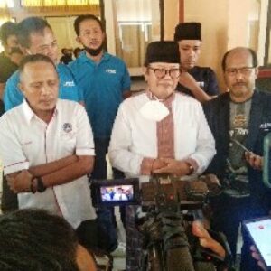Ketua Umum PSSI Lotim H Rumaksi (tengah) memberikan keterangan pers usai kongres