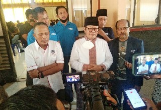 Ketua Umum PSSI Lotim H Rumaksi (tengah) memberikan keterangan pers usai kongres