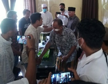 Proses mediasi dan perdamaian antara keluarga sopir dan ajudan di Pendopo Waki Bupati Loteng