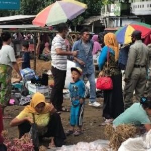 Bupati Loteng HL Pathul Bahri saat memimpin pemindahan pasar Kuta