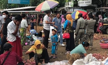 Bupati Loteng HL Pathul Bahri saat memimpin pemindahan pasar Kuta