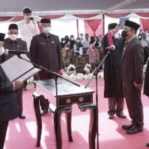 Bupati Lotim HM Sukiman Azmy meresmikan Gedung MCC sekaligus melantik Direktur RSUD Selong sebagai Direktur