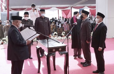 Bupati Lotim HM Sukiman Azmy meresmikan Gedung MCC sekaligus melantik Direktur RSUD Selong sebagai Direktur