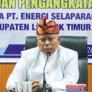 Bupati Lombok Timur HM Sukiman Azmy saat melantik direksi dua BUMD
