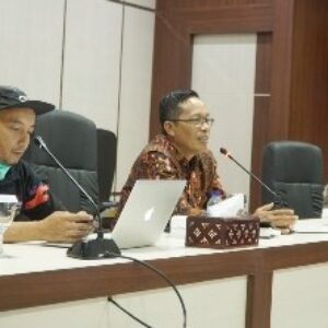 Sekda Lotim HM Juaini Taofik (tengah) memimpin rapat persiapan road bike sembalun