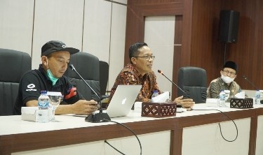 Sekda Lotim HM Juaini Taofik (tengah) memimpin rapat persiapan road bike sembalun