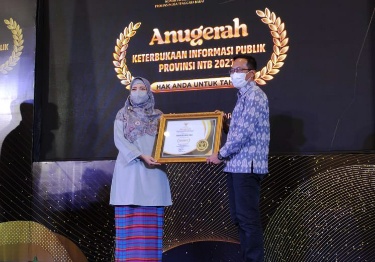 Sekda Lotim HM Juaini Taofik menerima penganugerahan dari Wagub NTB Ummi Rohmi Djalilah