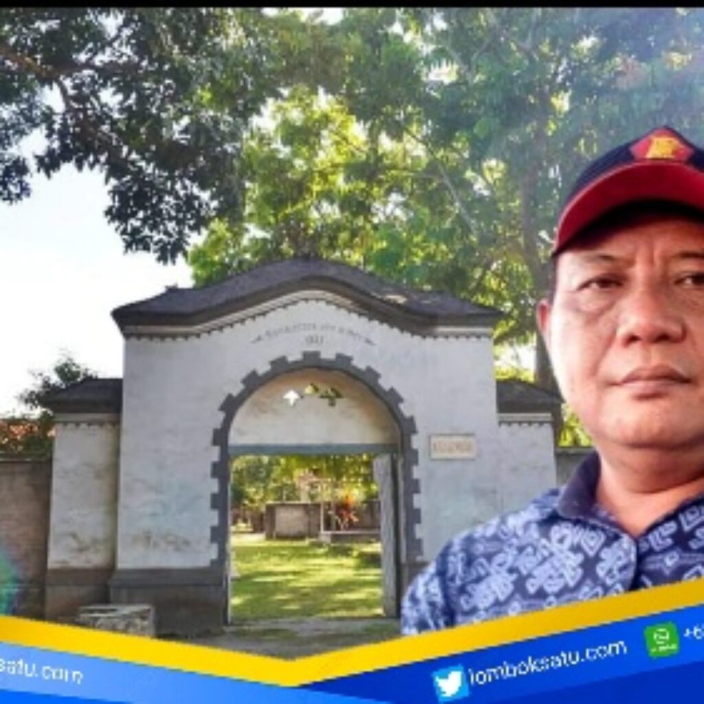 Anggota DPRD Lombok Tengah Muhalip dengan background Destinasi Desa Wisata Bonjeruk