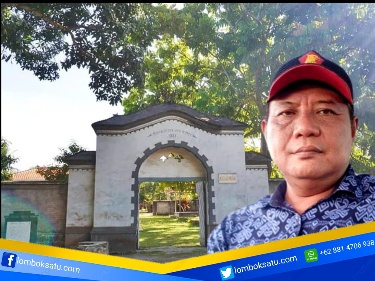 Anggota DPRD Lombok Tengah Muhalip dengan background Destinasi Desa Wisata Bonjeruk