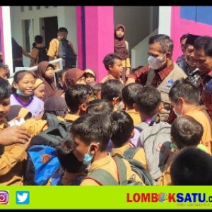 Bupati saat memantau pelaksanaan vaksin anak di Kecamatan Praya Timur,