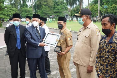 Bupati Lombok Timur usai upacara memberikan pengharagaan kepada pesrta dengan berbagai kategori