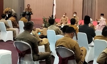Bupati Lombok Tengah menggelar rapat evaluasi bersama seluruh OPD