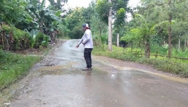 Jalan raya di Dusun Keling, satu dari sekian banyak jalur jalur Pariwisata di Kecamatan Praya Barat dan Praya Barat Daya yang kondisinya sangat memprihatinkan