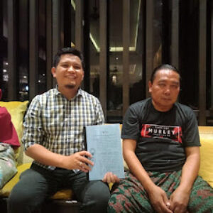 Umar (paling kanan) didampingi juru bicara keluarga saat menggelar konferensi pers di Mataram, Rabu (09/02/2022)