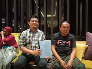 Umar (paling kanan) didampingi juru bicara keluarga saat menggelar konferensi pers di Mataram, Rabu (09/02/2022)