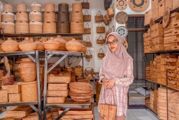 Kerajinan ketak, salah satu potensi di Kecamatan Praya Timur