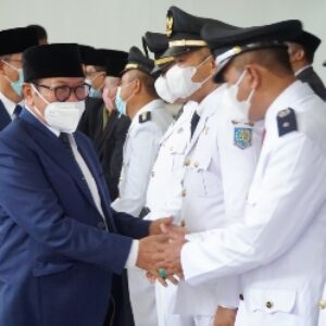 Wabup Lotim H Rumaksi (kiri) menyalami pejabat yang baru dilantik