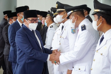 Wabup Lotim H Rumaksi (kiri) menyalami pejabat yang baru dilantik