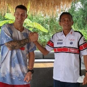 Photo bersama Bupati Lombok Tengah HL Pathul Bahri (kanan) dengan salah seorang pembalap MotoGP