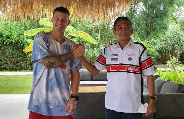 Photo bersama Bupati Lombok Tengah HL Pathul Bahri (kanan) dengan salah seorang pembalap MotoGP