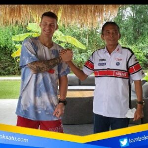 Photo bersama Bupati Lombok Tengah HL Pathul Bahri (kanan) dengan salah seorang pembalap MotoGP