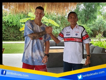 Photo bersama Bupati Lombok Tengah HL Pathul Bahri (kanan) dengan salah seorang pembalap MotoGP
