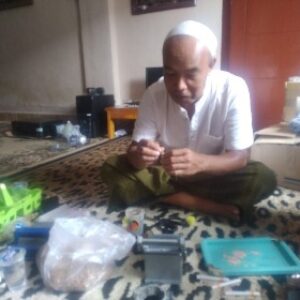 H. Nasip saat menunjukkan proses pembuatan rokok tembakau rajang