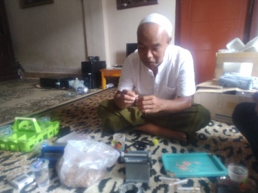 H. Nasip saat menunjukkan proses pembuatan rokok tembakau rajang