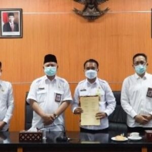 Bupati Lotim HM Sukiman Azmy saat menerima kunjungan Kadis Kominfotik NTB