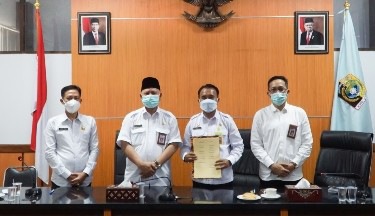 Bupati Lotim HM Sukiman Azmy saat menerima kunjungan Kadis Kominfotik NTB