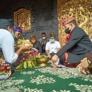 Jendral Dudung Abdurrachman menerima gelar adat kehormatan Prawireng Jagad Buane dari Majelis Adat Sasak