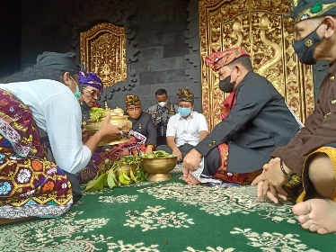 Jendral Dudung Abdurrachman menerima gelar adat kehormatan Prawireng Jagad Buane dari Majelis Adat Sasak