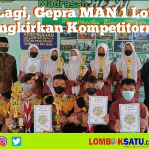 Pose bersama tim Gepra MAN 1 Lotim dengan kepala madrasah, pembina, dan pelatihnya