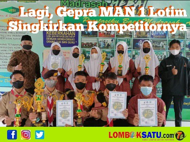 Pose bersama tim Gepra MAN 1 Lotim dengan kepala madrasah, pembina, dan pelatihnya