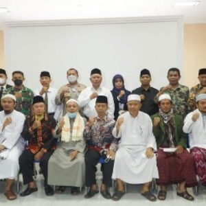 Pose bersama saat penandatanganan pernyataan bersama antara bupati, forkopimda, dan sejumlah ormas keagaamaan