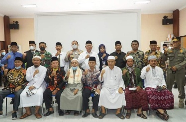 Pose bersama saat penandatanganan pernyataan bersama antara bupati, forkopimda, dan sejumlah ormas keagaamaan