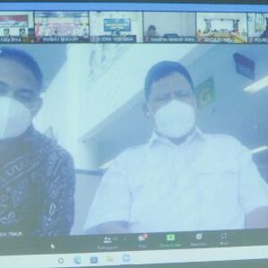 Bupati Lombok Timur HM Sukiman Azmy (Kanan) didampingi Kadis Kesehatan yang mengikuti kegiatan ini dari RSUD dr. Soetomo Surabaya