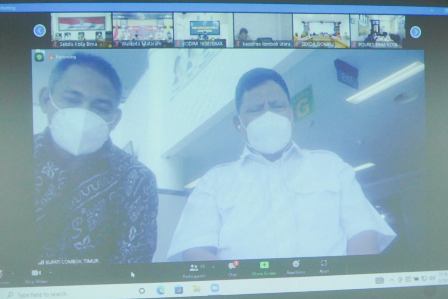 Bupati Lombok Timur HM Sukiman Azmy (Kanan) didampingi Kadis Kesehatan yang mengikuti kegiatan ini dari RSUD dr. Soetomo Surabaya