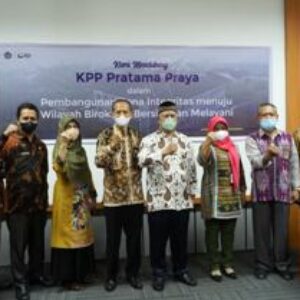 Buapti Lombok Timur bersama Kepala KPPN Selong, Kepala KPP Pratama Praya dan sejumlah kepala OPD di Ruang Rapat Bupati