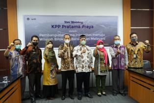 Buapti Lombok Timur bersama Kepala KPPN Selong, Kepala KPP Pratama Praya dan sejumlah kepala OPD di Ruang Rapat Bupati