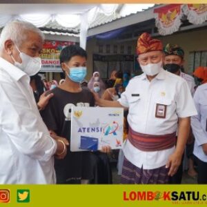 Bupati Sukiman saat menerima Tim Kunjungan Kerja (Kunker) dari Kementerian Sosial bersama anggota Komisi VIII DPR-RI H. Rachmat Hidayat di kantor desa Denger, Kecamatan Masbagik, Kamis (10/03/2022)