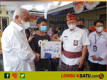 Bupati Sukiman saat menerima Tim Kunjungan Kerja (Kunker) dari Kementerian Sosial bersama anggota Komisi VIII DPR-RI H. Rachmat Hidayat di kantor desa Denger, Kecamatan Masbagik, Kamis (10/03/2022)