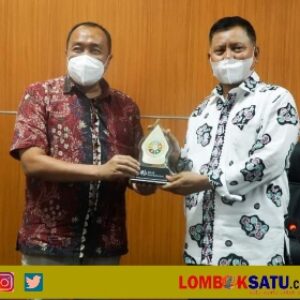 Bupati HM Sukiman Azmy (kanan) bersama Pengawas BPJS Ketenagakerjaan Muhammad Zuhri