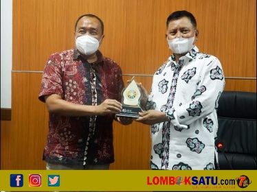 Bupati HM Sukiman Azmy (kanan) bersama Pengawas BPJS Ketenagakerjaan Muhammad Zuhri