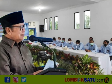 Wabup Lombok Timur H Rumaksi saat menghadiri rapat di PT Selaparang Finansial
