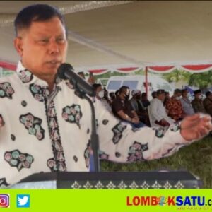 Bupati Lombok Timur HM Sukiman Azmy acara penyerahan secara simbolis Sertifikat Hak atas Tanah (SeHAT) Nelayan Batu Nampar Selatan Jerowaru