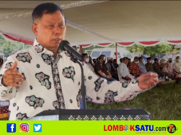 Bupati Lombok Timur HM Sukiman Azmy acara penyerahan secara simbolis Sertifikat Hak atas Tanah (SeHAT) Nelayan Batu Nampar Selatan Jerowaru