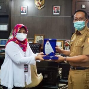 Sekda Kabupaten Lombok Timur H Muhammad Juaini Taofik menerima plakat penghargaan sebagai kabupaten dengan kinerja DAK Fisik Terbaik Nasional dari Kementerian Keuangan Republik Indonesia