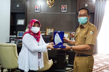Sekda Kabupaten Lombok Timur H Muhammad Juaini Taofik menerima plakat penghargaan sebagai kabupaten dengan kinerja DAK Fisik Terbaik Nasional dari Kementerian Keuangan Republik Indonesia